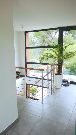 Escalier vitré avec vue sur le jardin