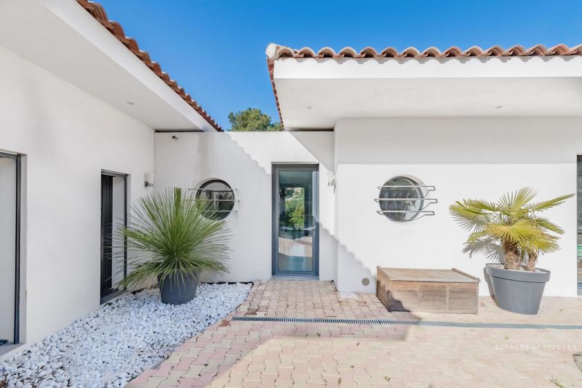 Entrée Villa depuis le jardin et la piscine