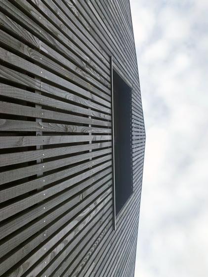 Vue du bardage extérieur contemporain, douglas huilé noir (huile de lin)