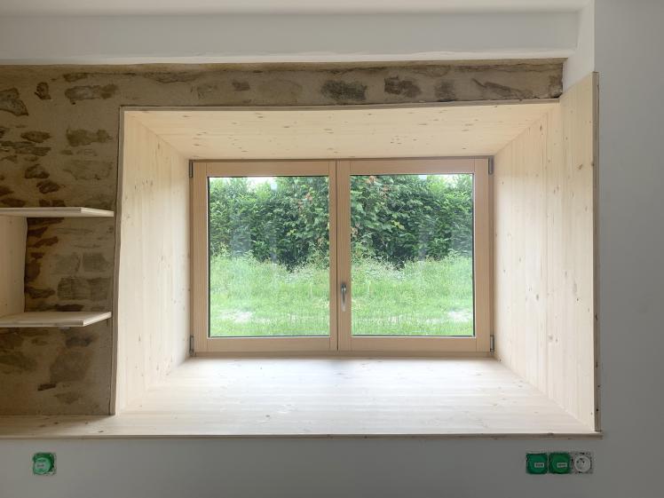 Cadre en bois autour des fenêtres
