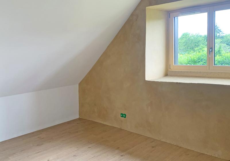 Liaison entre le mur en enduit chaux et les murs blancs pour une ambiance chaleu