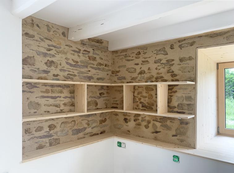 Etagères murales de la cuisine en bois, simples, pour laisser voir le mur en pie