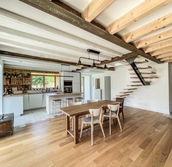 Vue du séjour et de la cuisine après rénovation