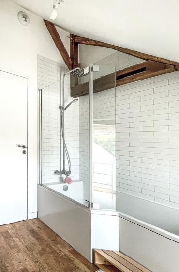 Baignoire d'angle contemporaine et ferme apparente au dessus