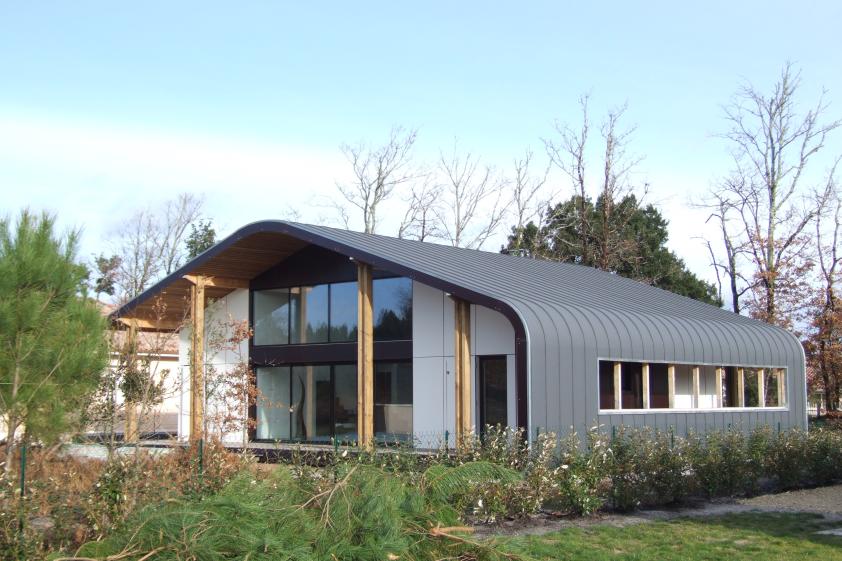 Cette ferme contemporaine réinterprète l'architecture locale vernaculaire.