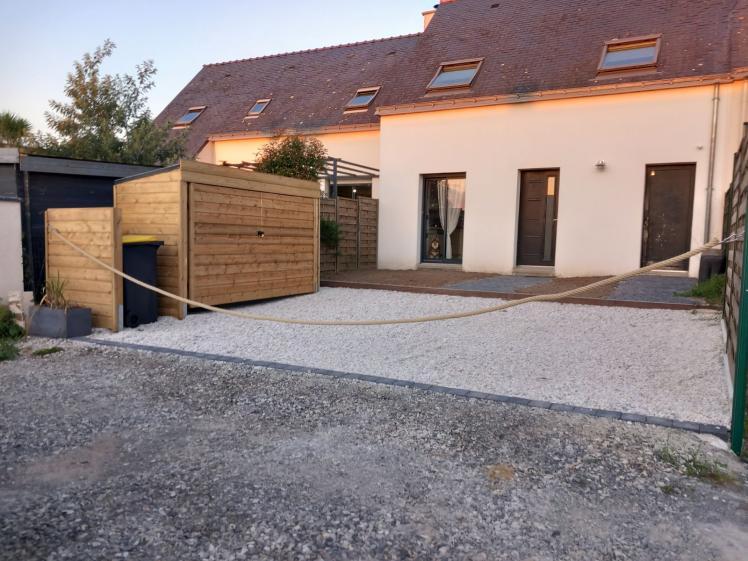 Aménagement extérieur : jardin, abri à vélos, parking