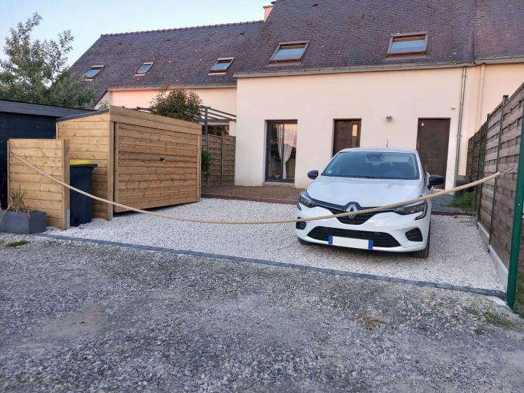 Aménagement extérieur : jardin, abri à vélos et poubelles, stationnement
