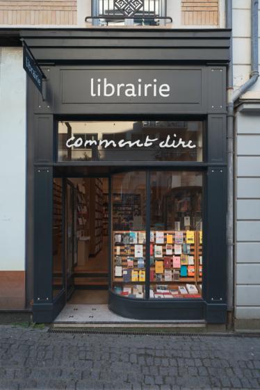 Devanture bois restaurée teinte bleu noir
