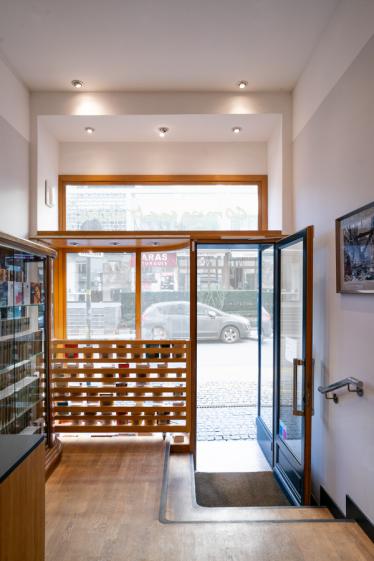 La vitrine est l'unique source de lumière naturelle