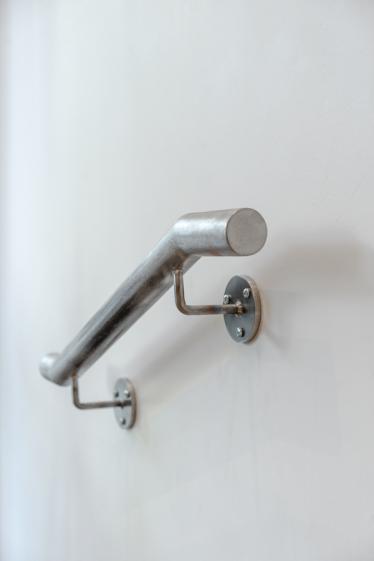 Main courante sur-mesure pour plus d'accessibilité