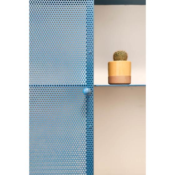 Détail des rangements en métal bleu