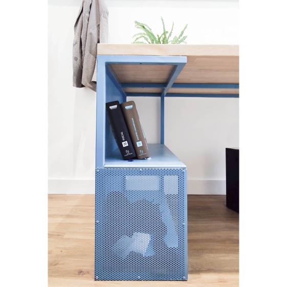 Détail des rangements en métal bleu