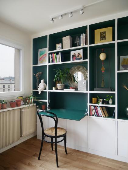 Bibliothèque avec bureau ouvert