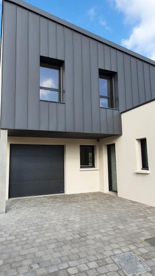 Maison contemporaine devanture en pavés béton