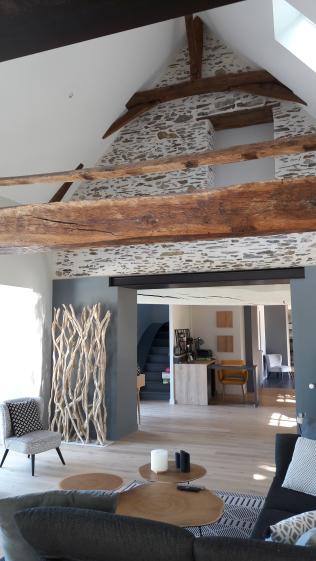 Extension rénovation longère charpente apparente sablée