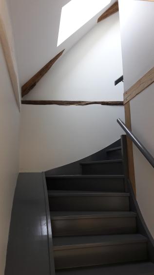 Extension rénovation longère escalier bois peint