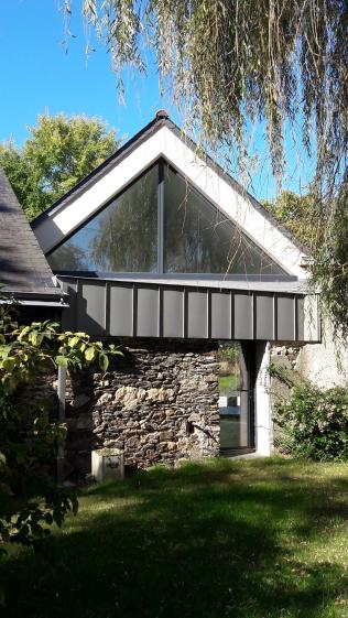 Extension rénovation longère bardage zinc et pierres apparentes