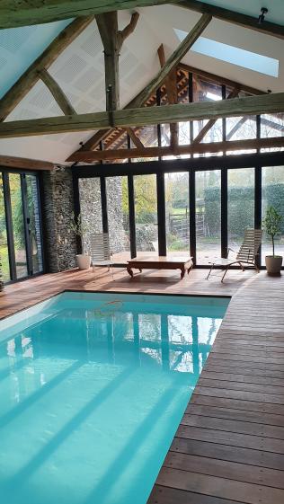 Une piscine dans une grange