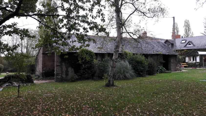 Une piscine dans une grange