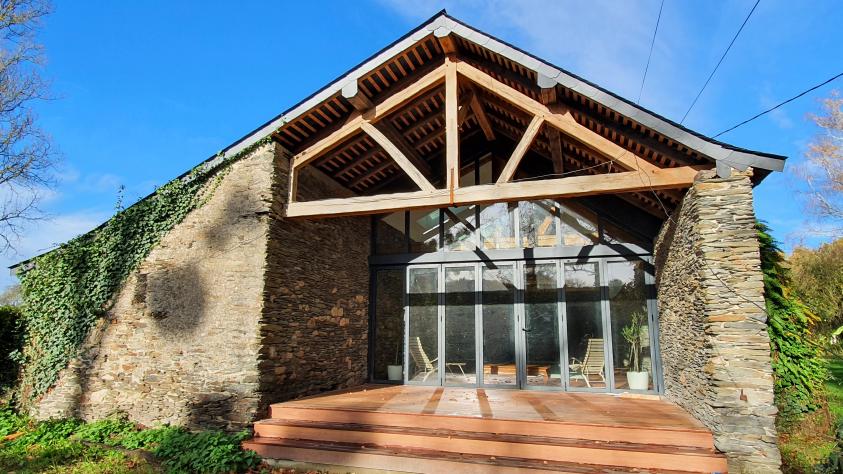 Une piscine dans une grange