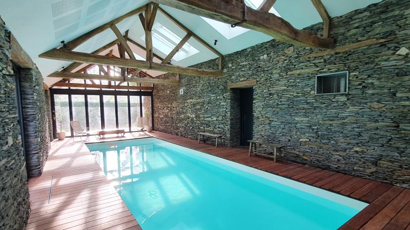 Une piscine dans une grange