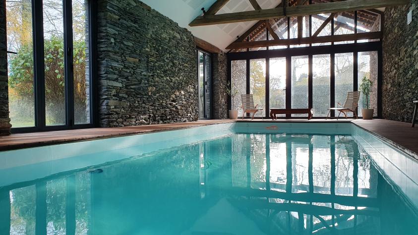 Une piscine dans une grange