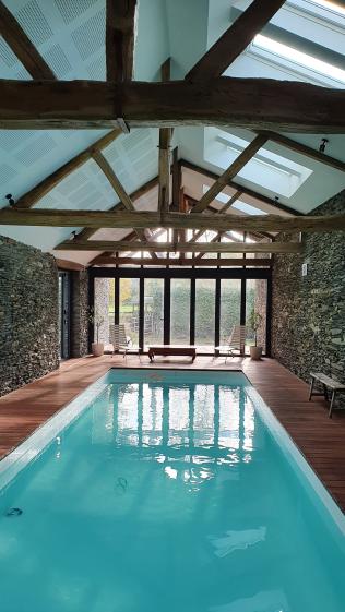 Une piscine dans une grange