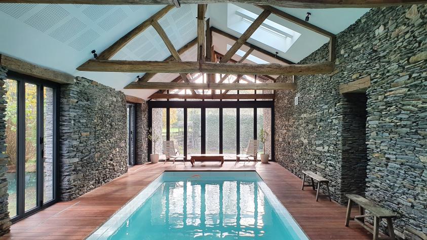 Une piscine dans une grange