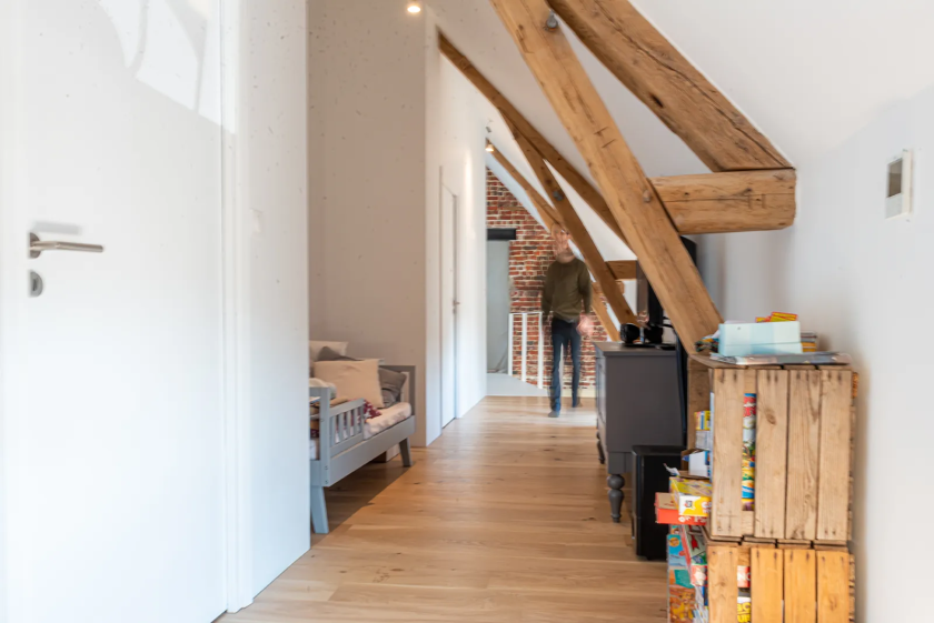 architecte-lille-mouchin-pevele-grange-transformation-corridor-lounge