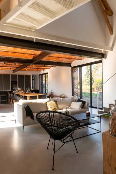  architecte-lille-mouchin-pevele-grange-transformation-salon-beton-cire-passerel