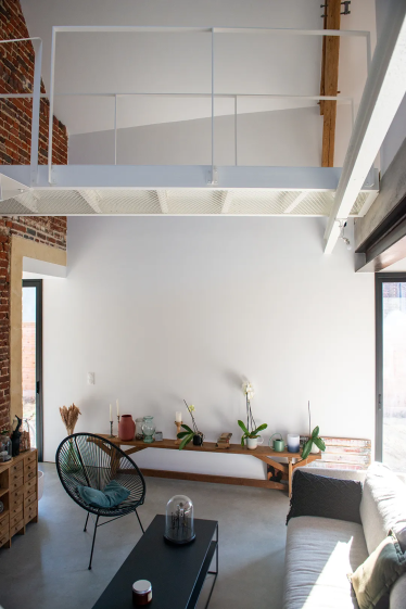  architecte-lille-mouchin-pevele-grange-transformation-salon-beton-cire-passerel