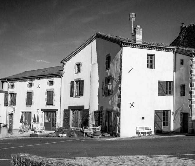 Façade donnant sur la place du village