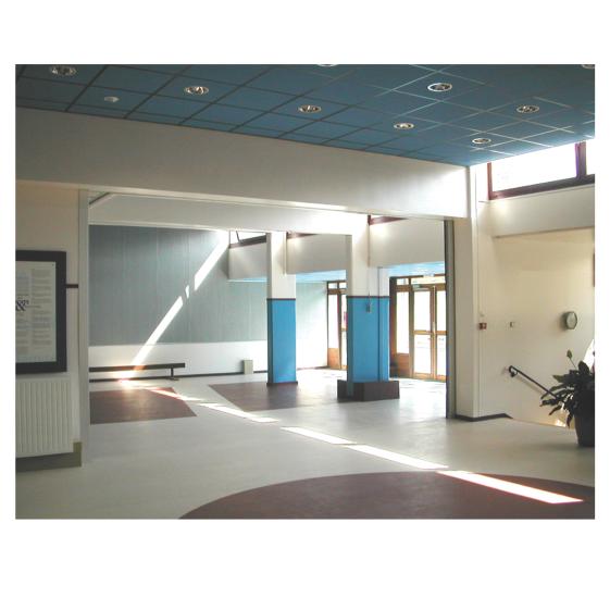 hall, mur mobile ouvert sur salle de motricité
