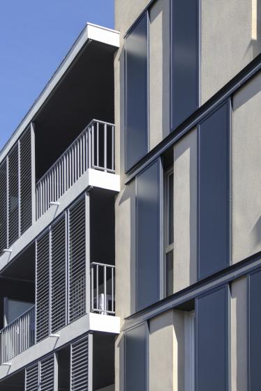 Façade rythmée par un jeu de serrurerie 