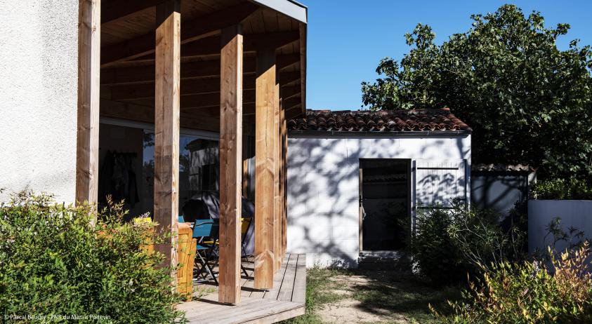 Remise rénovée en suite parentale au fond du jardin, reliée à la maison par l'ex