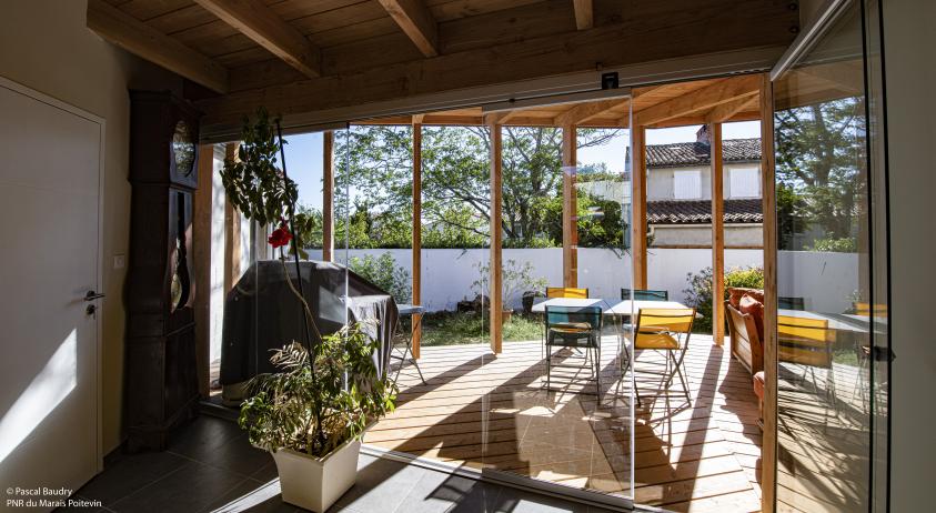 Extension en ossature bois, un espace couvert de liaison entre la maison et sa r