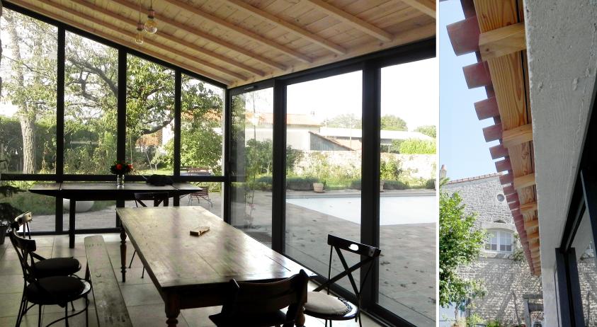 La partie véranda pour la salle à manger est plongée dans le jardin et s'ouvre l