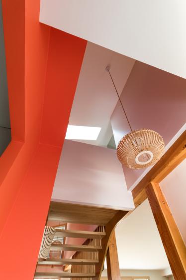 Escalier en chêne sur mesure double hauteur sur entrée