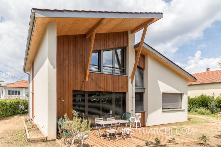 Façade Sud en bardage bois local protégé par auvent bioclimatique