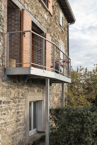 transformation_dune_grange_en_2_apparts_-_balcon_-_mornant_in_situ_architectes.j