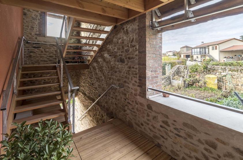 transformation_dune_grange_en_2_apparts_-_escalier_-_mornant_in_situ_architectes