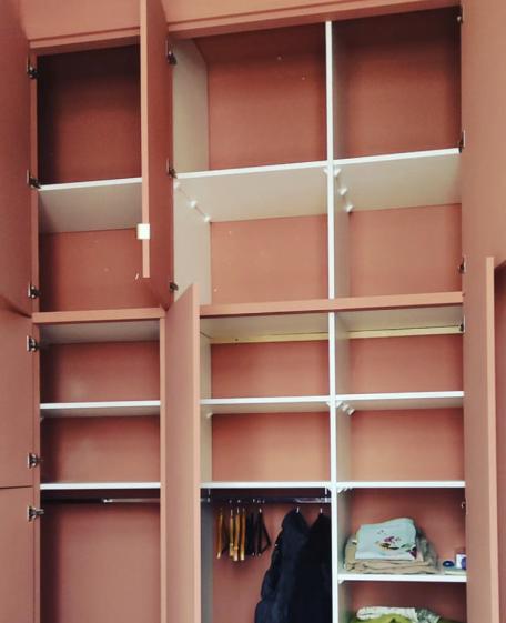 MUR DE RANGEMENTS DANS LA CHAMBRE
