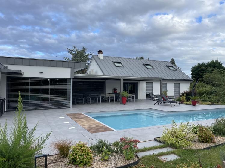 Courtasaule - Photo maison, terrasse et piscine depuis entrée secondaire