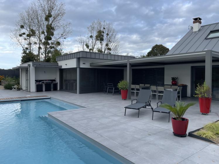 Courtasaule - Photo maison et terrasse depuis piscine