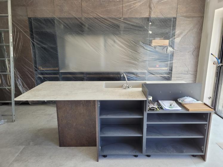 La Raisinière - Photo îlot cuisine en travaux
