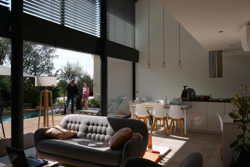 Photographie présentant la vue depuis l'intérieur de la villa