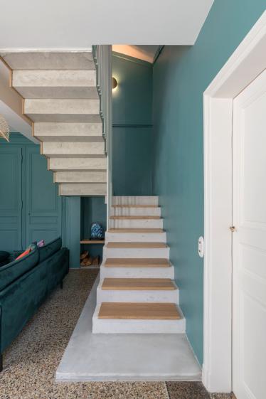 Création d'un nouvel escalier sur mesure en béton coulé sur site avec marches bo