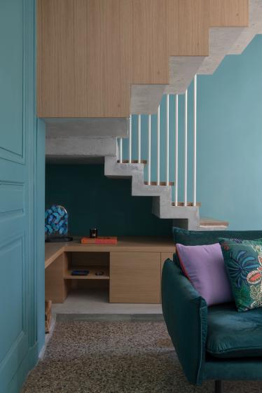 L'espace sous escalier s'aménage sur mesure pour offrir du rangement complémenta