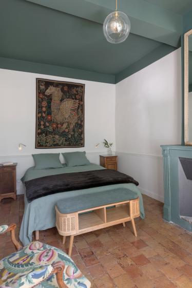 Rénovation d'une chambre d'amis avec mise en couleur du plafond pour "re-dimensi