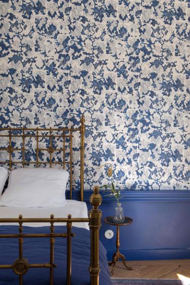 Rénovation d'une chambre avec soulignement du soubassement par peinture bleu kle